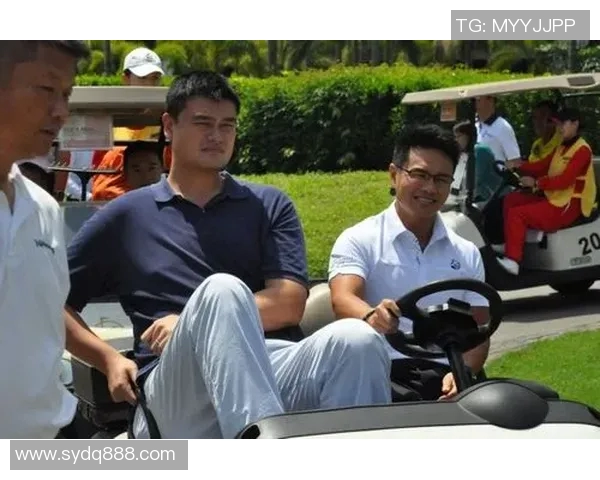 姚明与足球明星亲密互动视频展现体育界友谊与合作的精彩瞬间