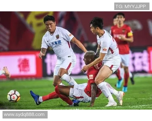 张学友与足球明星亲密合照展现友谊与热爱运动的精彩瞬间